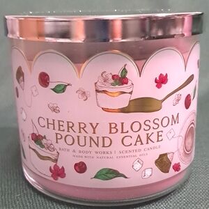 Bath and Body Works Cherry Blossom Pound Cake 3 wick candle! NWT! 🌺🍰
